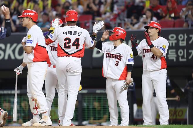 김도영 40홈런 페이스 + 시라카와 첫 승! KIA 타선 대폭발 → 10-0 롯데 완파하고 위닝시리즈 [광주 현장]