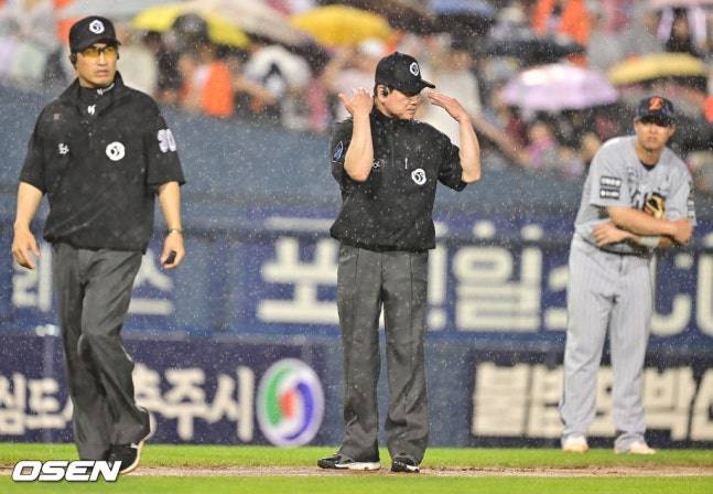 화이트 87분 쉬고 다시 등판-잭로그는 교체... 한화-두산전 총 106분 중단 끝 재개 [잠실 현장]