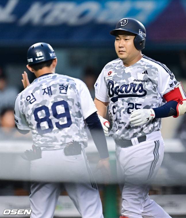 화이트 87분 쉬고 다시 등판-잭로그는 교체... 한화-두산전 총 106분 중단 끝 재개 [잠실 현장]