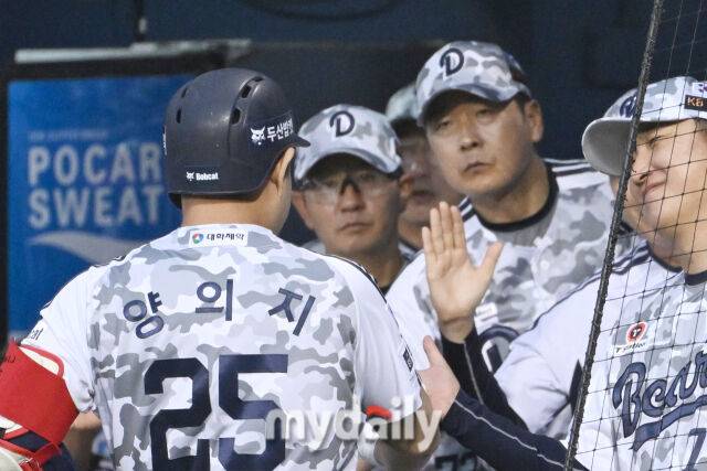 두 차례 우천 중단 긴 승부 끝 두산, 한화 꺾고 2연승 신바람 [MD잠실]