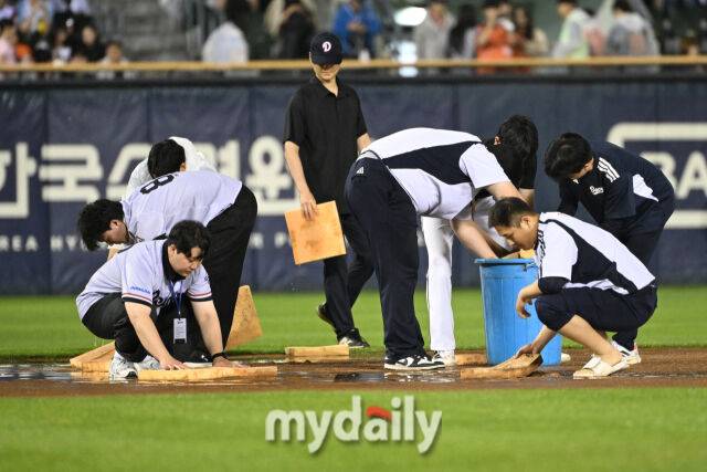 두 차례 우천 중단 긴 승부 끝 두산, 한화 꺾고 2연승 신바람 [MD잠실]