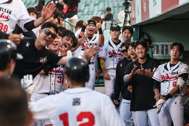 역사적인 한 방 터졌다! 창단 첫 그랜드슬램 폭발→11-7 승리, 문수야구장 뒤흔든 알렉스 홀