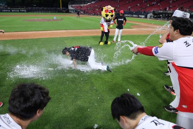 '650일 만의 KBO 복귀' KIA 새 감자, 25번째 생일날 천적 만나 첫 승... 축하 노래도 선물 받았다