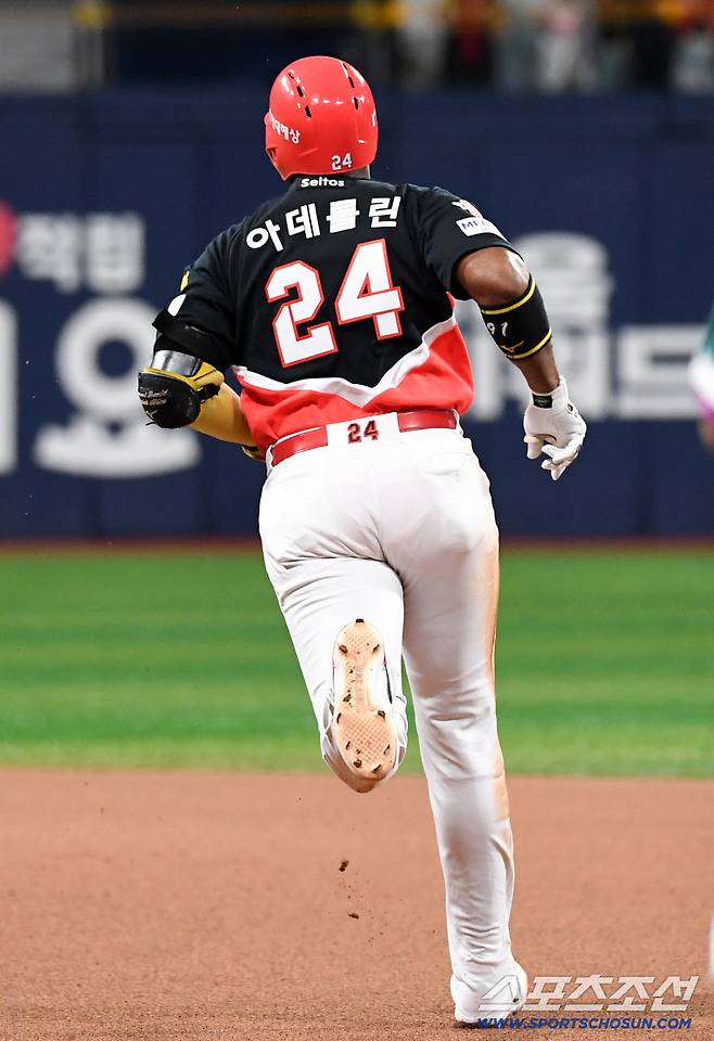 '한달만에 10홈런' KIA 아데를린, 계약 연장 검토…이범호 감독