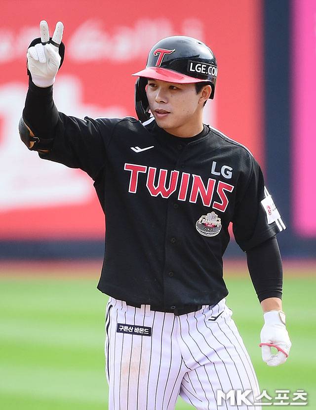 김윤식 조기 강판 악재 이겨냈다!…‘불펜진 역투→오스틴 동점 투런→문성주 결승타’ LG, NC 꺾고 2연승 질주＆단독 선두 수성