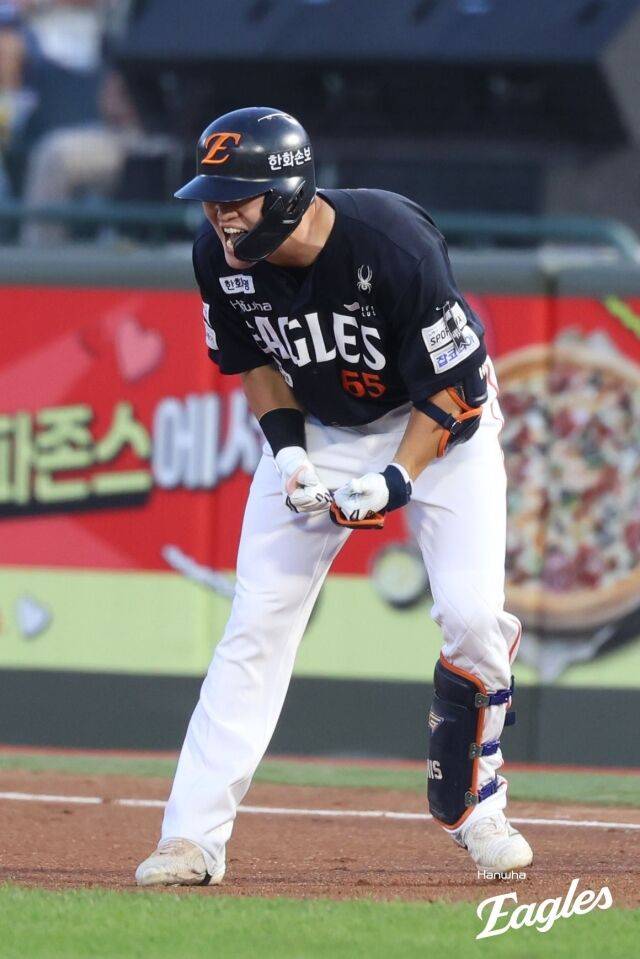한화 연봉 3000만원 무명선수, 이날을 얼마나 기다렸나…감격의 첫 안타에 포효하다