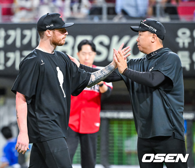 이런 외인 있었나, 감독은 휴가 주겠다는데 손사래...다승-ERA-탈삼진 1위의 워크에식