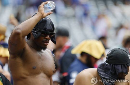 '폭염 우려에 백기' FIFA, 월드컵 경기장 물병 금지 완화...미개봉 생수 1병만 허용