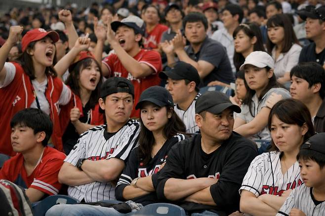 “야구 보러 갔다가 욕설에 분통”...일부 극성팬 혐오·비방에 관람석 ‘그늘’
