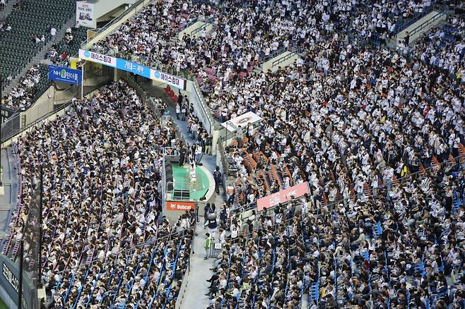 “야구 보러 갔다가 욕설에 분통”...일부 극성팬 혐오·비방에 관람석 ‘그늘’