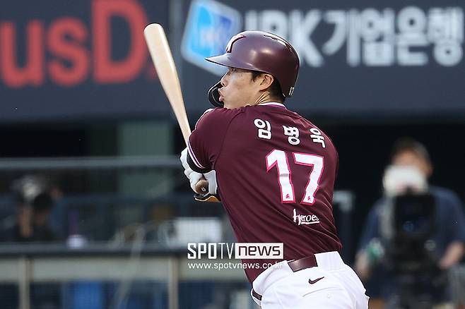 '임병욱 뿔났다' 최민석 145km 직구에 맞고 분노 표출…두산-키움 벤치클리어링 발생
