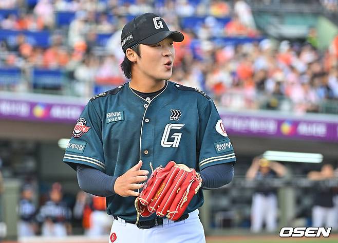 '7회까진 축제였는데' 볼볼볼→실책에 자멸, '4연속 매진' 롯데 팬들은 발길을 돌렸다 [부산 현장]