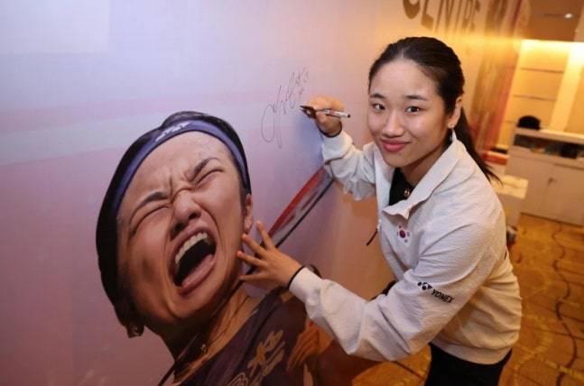 7-17서 TV 꺼도 이상치 않았다...안세영, 숙적 천위페이에 실력차 제대로 과시 → '역대급 대박 역전승' 인니 오픈도 결승 진출