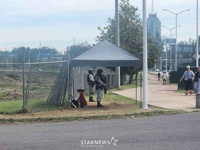'2인 1조 총기 무장 군인 배치→카메라 꺼내지 마!' 홍명보호 '무려 2경기' 월드컵 무대... 삼엄한 경계 태세 [과달라하라 현장]