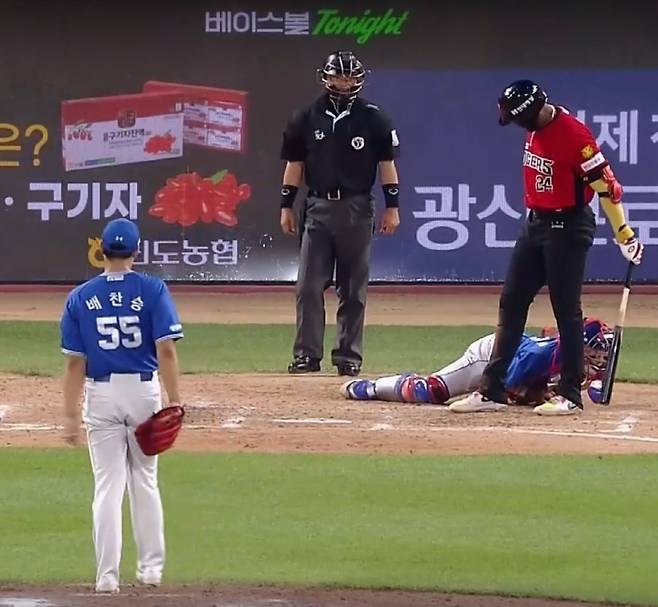 공 끌어안고 쓰러진 41세 포수→21년 후배 투수에게