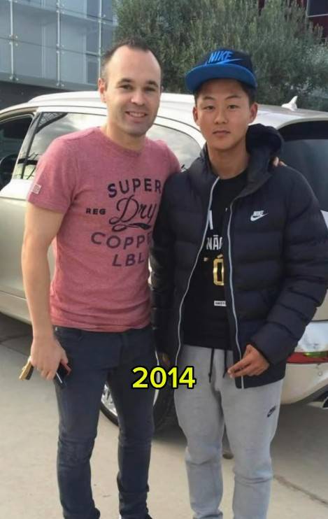 대박! '韓 슈퍼스타' 이승우, 12년 만에 특별한 만남 성사...'바르셀로나 레전드' 이니에스타와 '찰칵'
