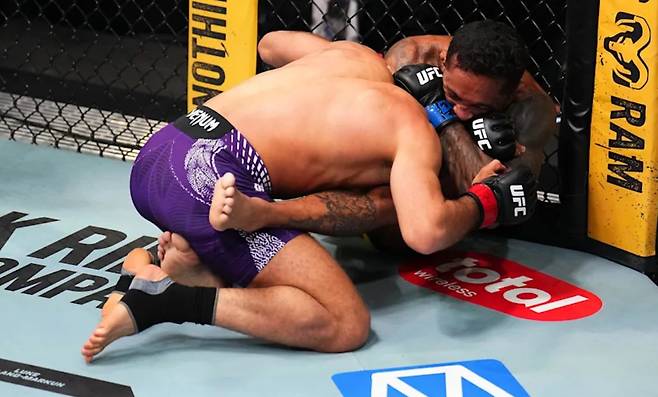이기자마자 바지 벗더니 大자로 뻗었다…UFC 승리 직후 돌발 세리머니→본인도