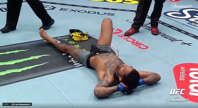 이기자마자 바지 벗더니 大자로 뻗었다…UFC 승리 직후 돌발 세리머니→본인도