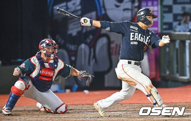 10회 2사 만루에서 실책이라니, 최준용 또 무너졌다...한화 극적인 스윕승, 롯데 4연패-김태형 800승 또 무산[부산 리뷰]