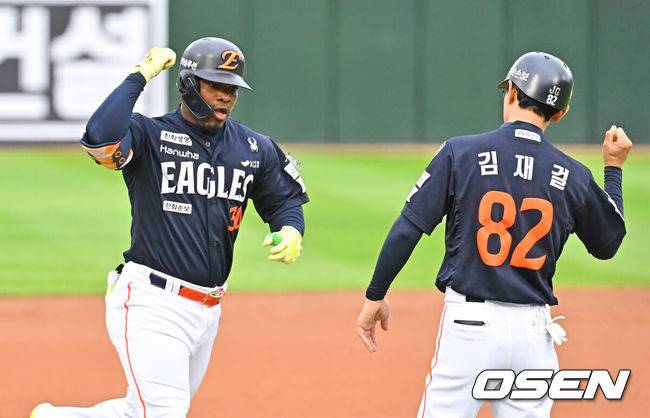 10회 2사 만루에서 실책이라니, 최준용 또 무너졌다...한화 극적인 스윕승, 롯데 4연패-김태형 800승 또 무산[부산 리뷰]