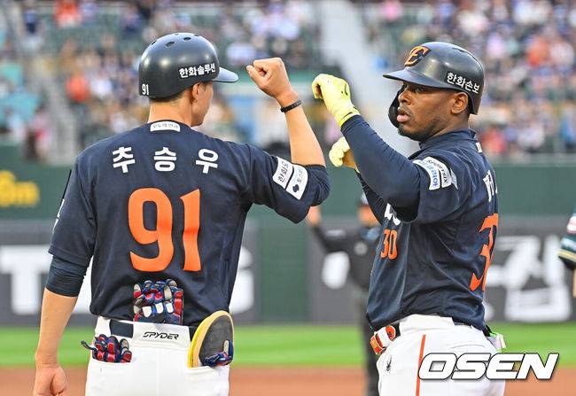 10회 2사 만루에서 실책이라니, 최준용 또 무너졌다...한화 극적인 스윕승, 롯데 4연패-김태형 800승 또 무산[부산 리뷰]