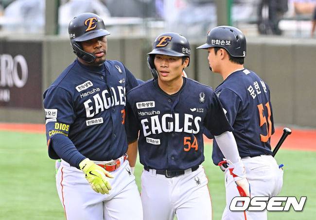 10회 2사 만루에서 실책이라니, 최준용 또 무너졌다...한화 극적인 스윕승, 롯데 4연패-김태형 800승 또 무산[부산 리뷰]