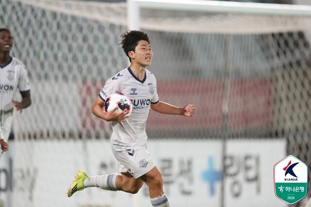 [BE.현장] 숨 막히는 추가 시간! 후반 45+5분 이후에 두 골 터졌다… 천안-수원 FC 난타전 끝에 2-2 무승부