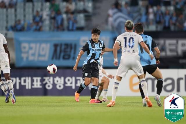 [BE.현장] 숨 막히는 추가 시간! 후반 45+5분 이후에 두 골 터졌다… 천안-수원 FC 난타전 끝에 2-2 무승부