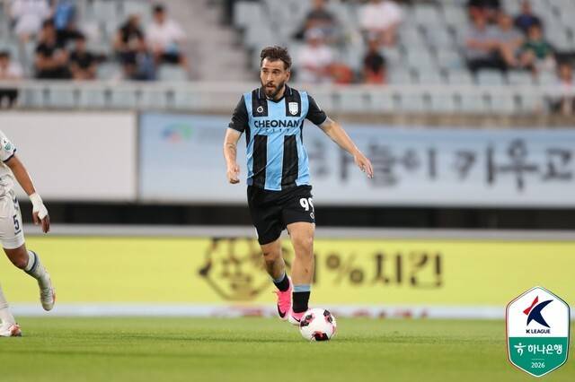 [BE.현장] 숨 막히는 추가 시간! 후반 45+5분 이후에 두 골 터졌다… 천안-수원 FC 난타전 끝에 2-2 무승부