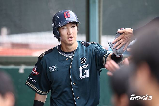 번트 실패+수비 실책 자멸, 또 걷어찬 승리…정말 롯데스러웠던 패배, 4번째 내다버린 '꽃다발'