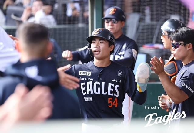 “제 자신 너무 미웠다, 이제 올라갈 일만 남아”…첫 4안타로 반등 계기 마련한 한화 오재원