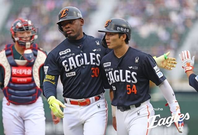 “제 자신 너무 미웠다, 이제 올라갈 일만 남아”…첫 4안타로 반등 계기 마련한 한화 오재원