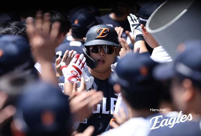 “제 자신 너무 미웠다, 이제 올라갈 일만 남아”…첫 4안타로 반등 계기 마련한 한화 오재원