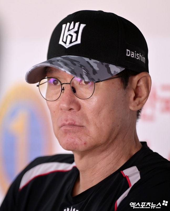 韓 신기록까지 세웠는데…다승 1위 투수, 어깨 근육 손상→6주 재활 진단→대체 외인 영입 불가피 [수원 현장]