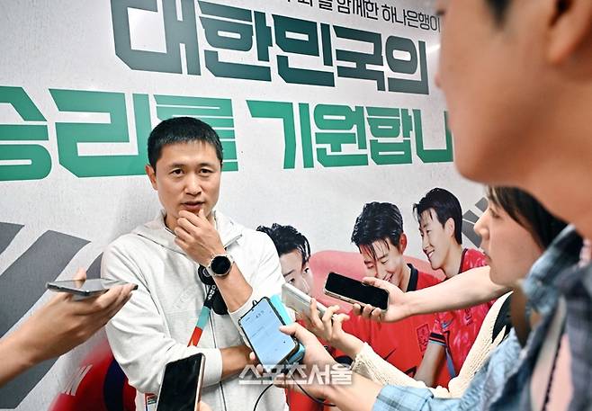 “체코전 축구화 바꿔 신을 준비도 하라” 훈련장이 뜬 ‘문어’ 이영표의 디테일한 조언 [SS사포판 현장]