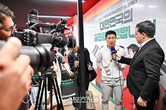 “체코전 축구화 바꿔 신을 준비도 하라” 훈련장이 뜬 ‘문어’ 이영표의 디테일한 조언 [SS사포판 현장]