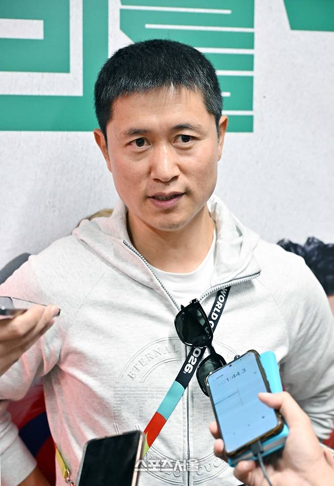 “체코전 축구화 바꿔 신을 준비도 하라” 훈련장이 뜬 ‘문어’ 이영표의 디테일한 조언 [SS사포판 현장]