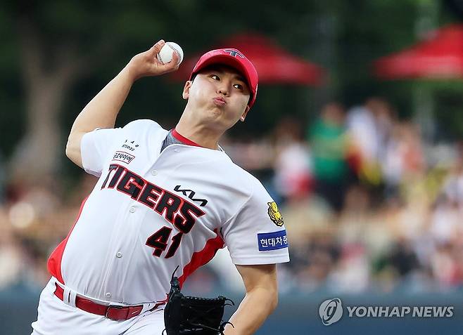 KIA 황동하 '포크볼 프로젝트'로 도약…이동걸 코치 진단 통했다