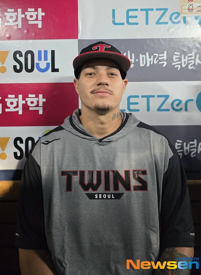 강렬한 첫 선 보인 LG 리오스 “‘한국계’ 아내 영향으로 KBO리그 행 결정..책임감 갖고 임할 것”