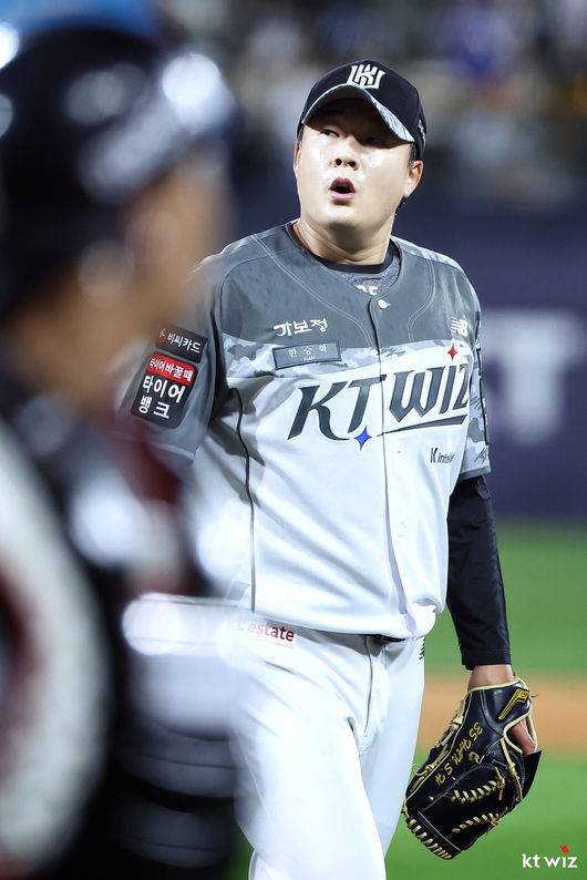 ‘아직도 의문’ 한화 ‘이 투수’ 대체 왜 버렸나…100억 보상선수 이적→韓필승조 대기록 달성하다 ‘홀드왕 전격 도전장’
