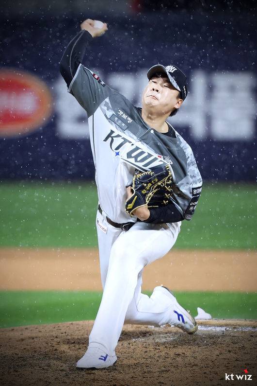 ‘아직도 의문’ 한화 ‘이 투수’ 대체 왜 버렸나…100억 보상선수 이적→韓필승조 대기록 달성하다 ‘홀드왕 전격 도전장’