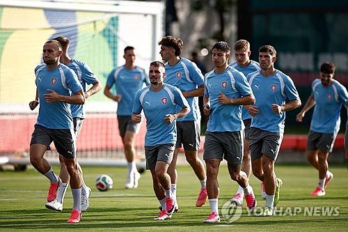 홍명보호, 이런 행운이…하늘이 한국 축구 돕는다→체코 대표팀, 차량 정체로 도로서 1시간 '꽁꽁'→선수들 짐 들고 훈련장까지 걸어갔다