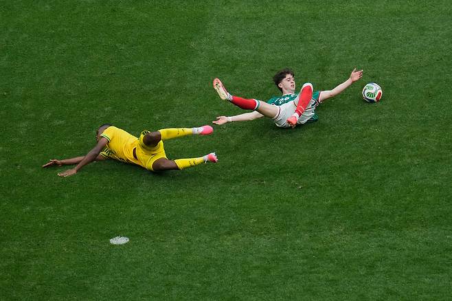‘개막전 퇴장 3명’ 멕시코, 남아공에 2-0 승···승점 3점 확보+한국 있는 ‘A조 1위’ 등극[월드컵·리뷰]