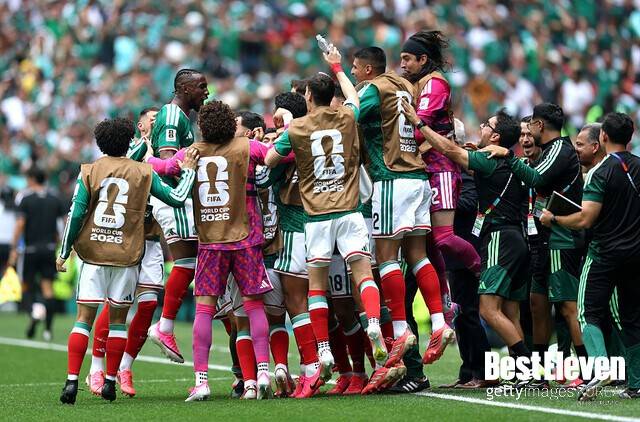 [멕시코-남아공] 실력 차 명확했다→ '韓 2차전 상대' 멕시코, 9명 싸운 남아공 2-0 완파, 키뇨네스‧히메네스 연속골… 멕시코도 막판 퇴장 겪어