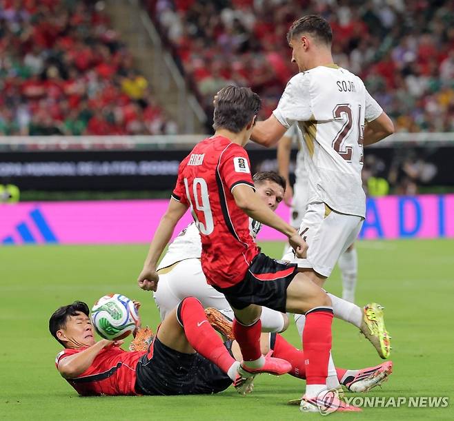 손흥민 왜 이러나? 슈팅 수 한국 8-3 체코…홍명보호, 전반 지배하고도 0-0→SON 결정적 기회 무산 (전반 종료)