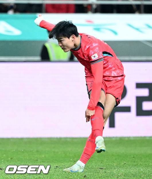 '손흥민과 교체 투입' 오현규, 강력한 슈팅으로 골망 갈랐다! 홍명보호, 체코전 2-1 역전 성공 [후반 진행 중]