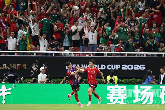 [442.review] ‘축구 도사’ 황인범 1골 1도움! 홍명보호, 체코에 2-1 역전승...32강 보인다!