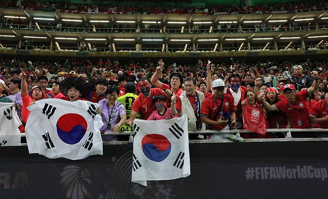 ‘역대 최고 흥행’ 자신하더니 한국-체코전 빈 좌석 수두룩···“수요 분산, 높은 가격” 비판