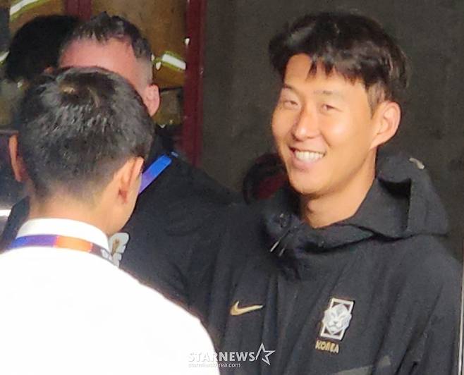 '이례적' 손흥민, 인터뷰 없이 빠르게 믹스드존 통과...