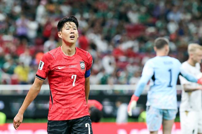 김민재, 손흥민 엉덩이 폭행! 오른손으로 여러 번 '찰싹'…英 방송사 SON 쫓다가 '우정의 순간' 포착 [2026 월드컵]